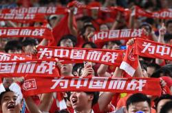 -足球联赛战况激烈，球员全力以赴奋勇拼搏