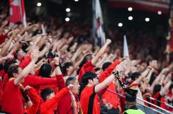 开云体育app-观众投入热情，为爱国偶像加油助威