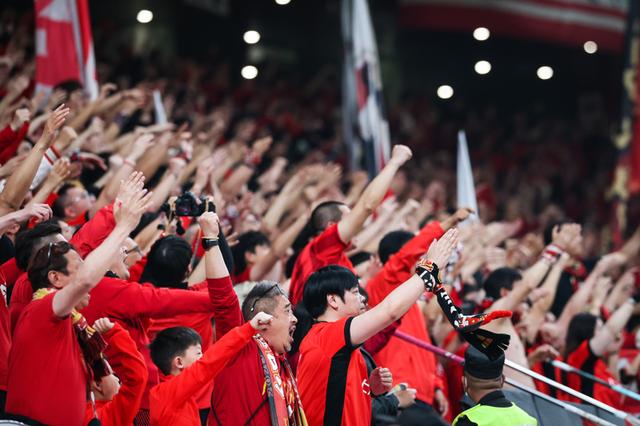 观众投入热情,为爱国偶像加油助威 观众投入热情,为爱国偶像加油助威