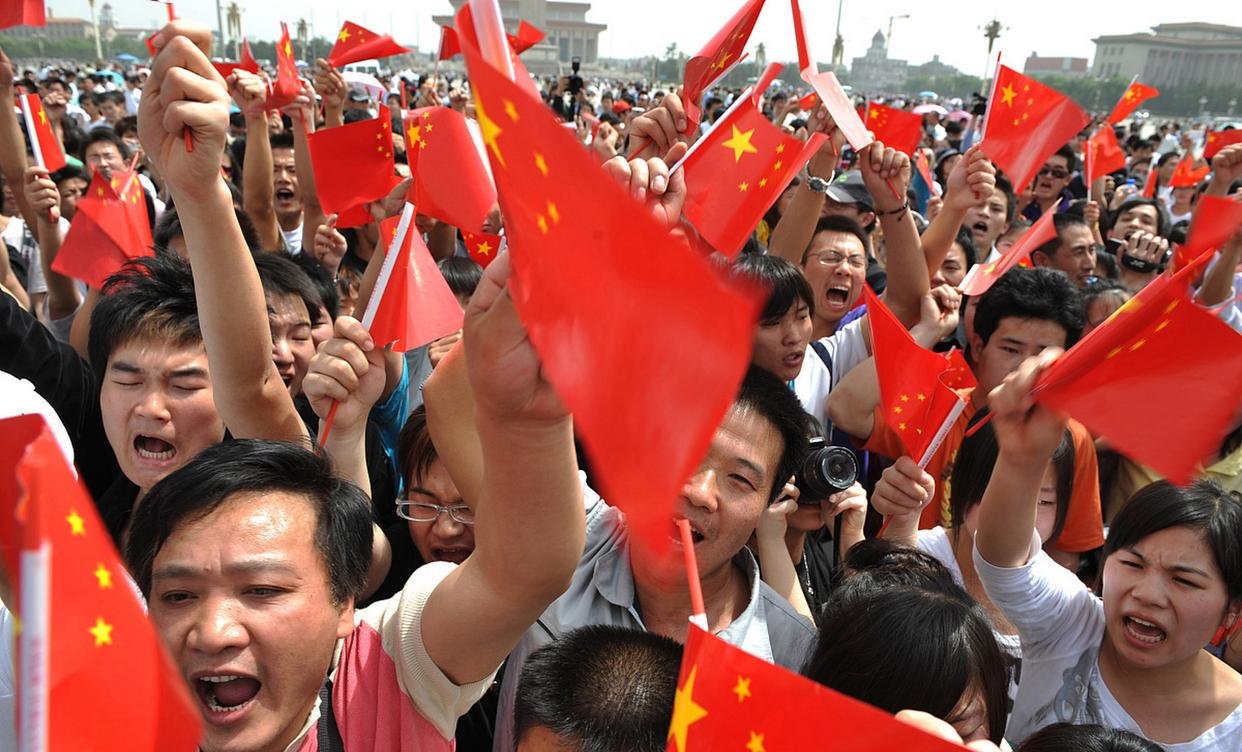 观众投入热情,为爱国偶像加油助威 观众投入热情,为爱国偶像加油助威