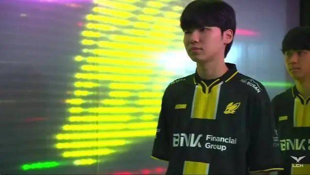 HLE险胜FNC,Viper打出惊人五杀成都决赛之夜3:1(北京) HLE险胜FNC,Viper打出惊人五杀成都决赛之夜3:1(北京)