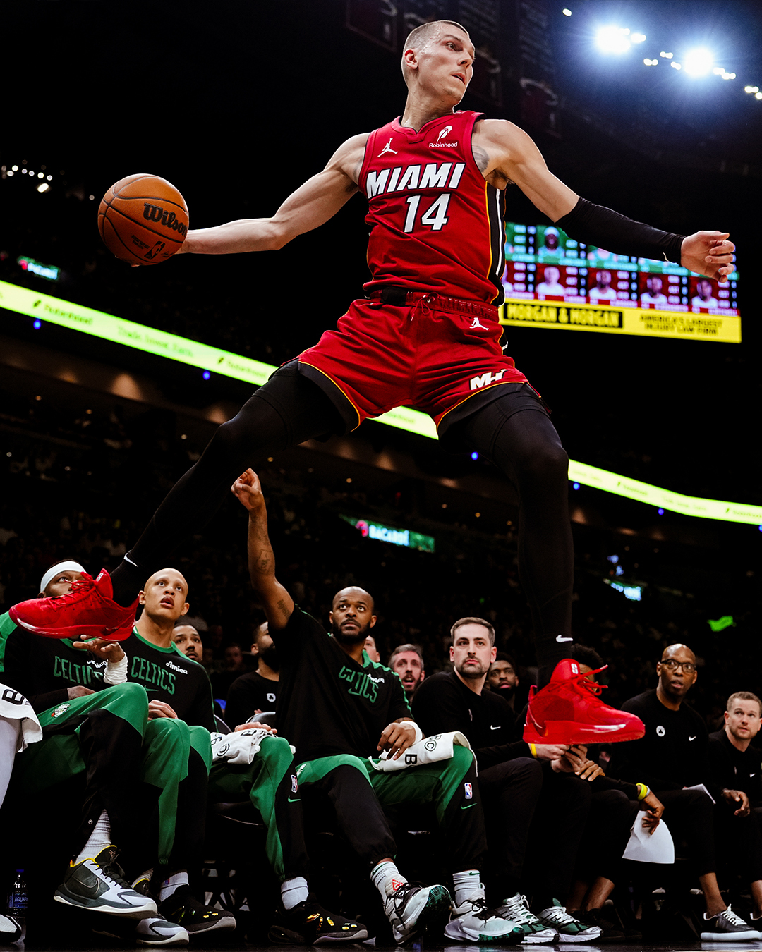 热火队连胜开启,全明星球员表现抢眼 热火队连胜开启,全明星球员表现抢眼