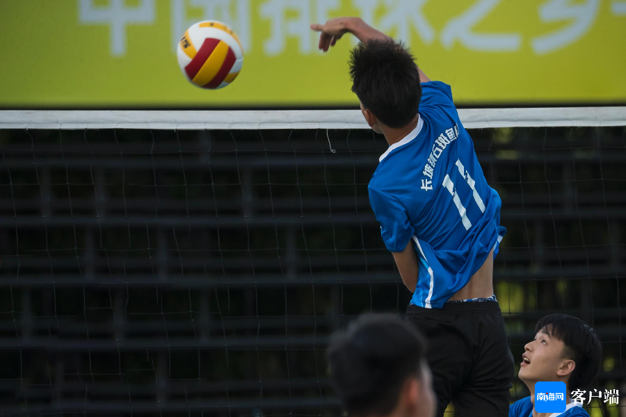 比赛场上场下众多精彩瞬间，球迷沸腾热情高涨的简单介绍